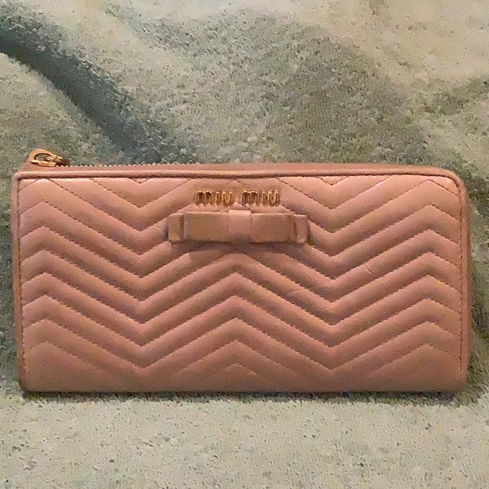 Authentic Miu Miu Ribbon Round Zip Quilted Wallet… - image 4